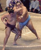 Musashimaru beats Takanowaka at autumn sumo meet